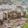 पूर्वोत्तर अफ़ग़ानिस्तान में आई औचक बाढ़ से ध्वस्त हुई एक इमारत.