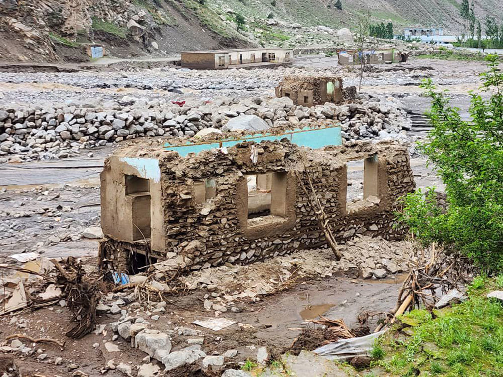 पूर्वोत्तर अफ़ग़ानिस्तान में आई औचक बाढ़ से ध्वस्त हुई एक इमारत.