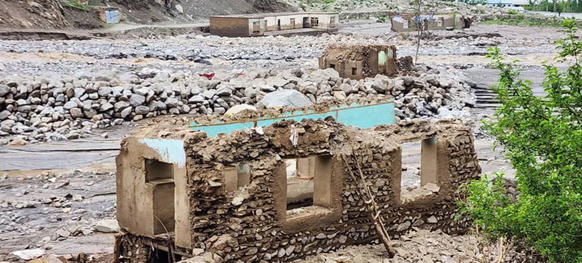 افغانستان میں اس سال مئی میں آئے سیلاب کی تباہی کا ایک منظر۔