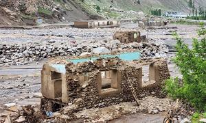 افغانستان میں اس سال مئی میں آئے سیلاب کی تباہی کا ایک منظر۔