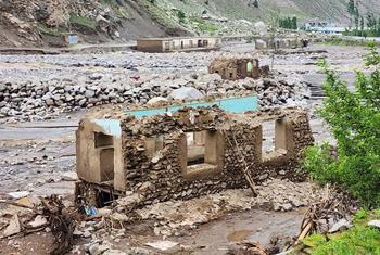 पूर्वोत्तर अफ़ग़ानिस्तान में आई औचक बाढ़ से ध्वस्त हुई एक इमारत.