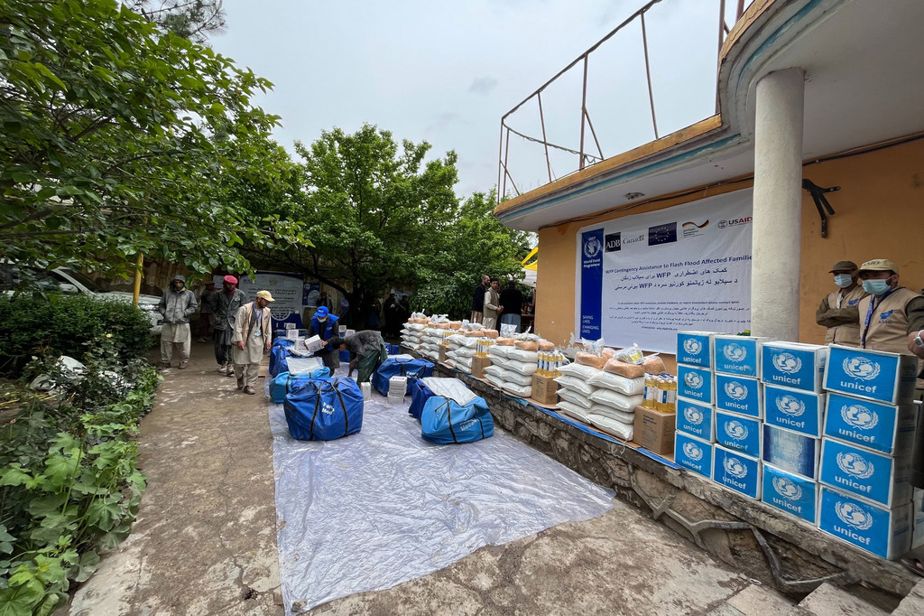 OCHA e organizações parceiras distribuem alimentos e suprimentos de emergência para famílias afetadas pelas recentes inundações no Afeganistão.