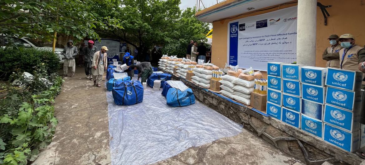 Os suprimentos são preparados para distribuição após as enchentes no nordeste do Afeganistão.