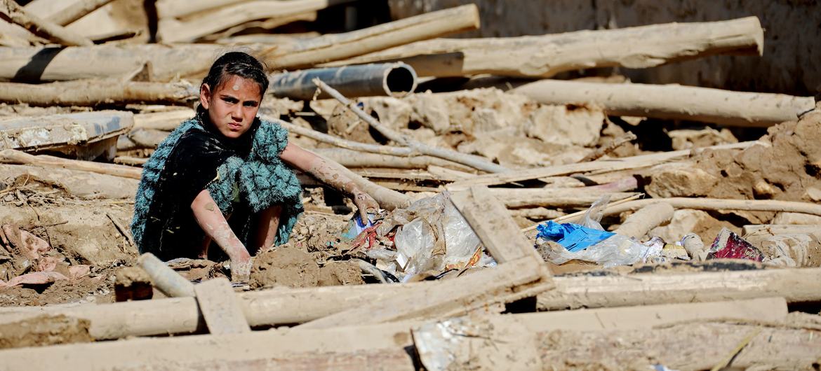 افغانستان کے صوبہ بغلان میں سیلاب سے منہدم ہو جانے والے والا ایک گھر (فائل فوٹو)۔