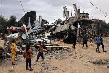 Una escuela de la UNRWA en Khan Younis, donde los habitantes de Gaza han buscado refugio, yace en ruinas.
