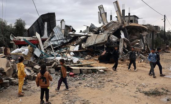 إحدى مدارس الأونروا في خان يونس التي لجأ إليها سكان غزة أصبحت الآن في حالة خراب.