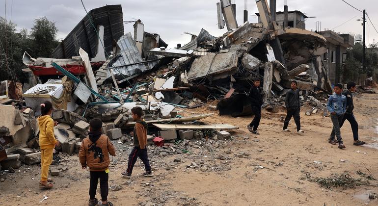 Una escuela de la UNRWA en Khan Younis, donde los habitantes de Gaza han buscado refugio, yace en ruinas.