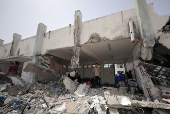 在加沙的汗尤尼斯，一所被炸毁的学校为一个家庭提供了一些栖身之所。