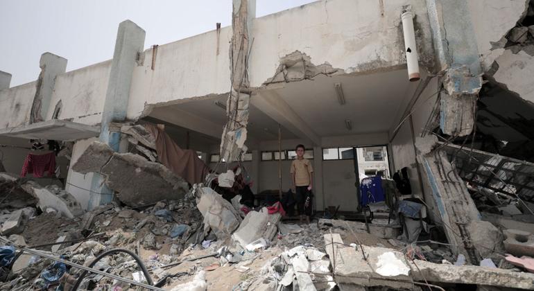 Escuela bombardeada por Israel en Khan Younis, Gaza. La instalación servía como refugio a las familias desplazadas.
