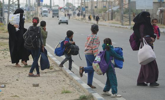 Des familles transportent leurs biens alors qu'elles fuient Rafah, au sud de Gaza.