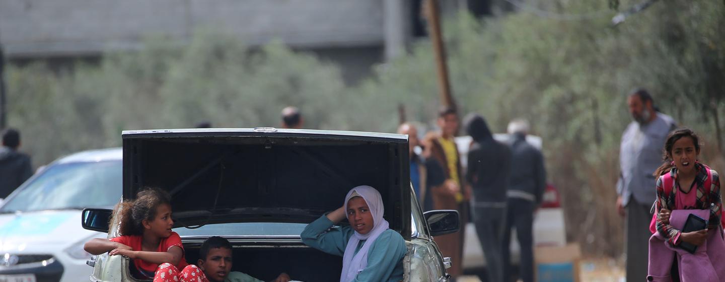 Des enfants voyagent dans le coffre d'une voiture alors qu'ils quittent Rafah, dans le sud de la bande de Gaza.