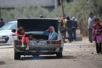 أطفال يسافرون في صندوق السيارة أثناء مغادرة عائلاتهم مدينة رفح في جنوب قطاع غزة.