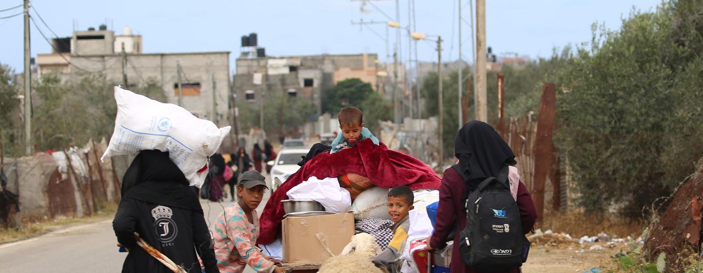 Une famille palestinienne et ses enfants fuient leur maison face à l'intensification des hostilités à Rafah, au sud de la bande de Gaza.