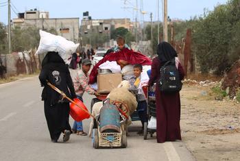 عائلة فلسطينية تفر من مدينة رفح جنوب قطاع غزة.
