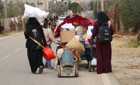 巴勒斯坦家庭逃离加沙地带南部的拉法。