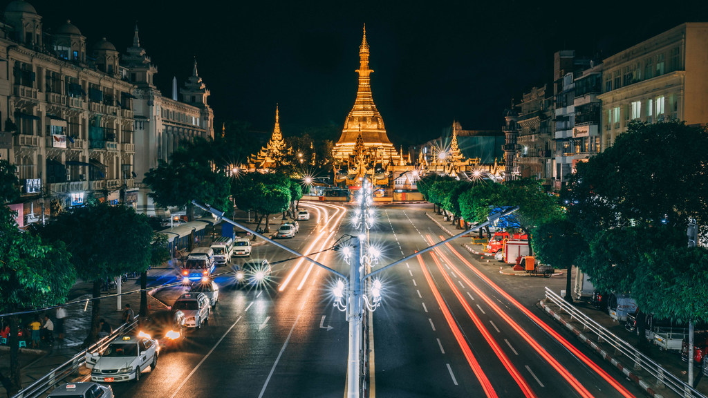 Yangon, Myanmar'ın merkezindeki Sule Pagodası.