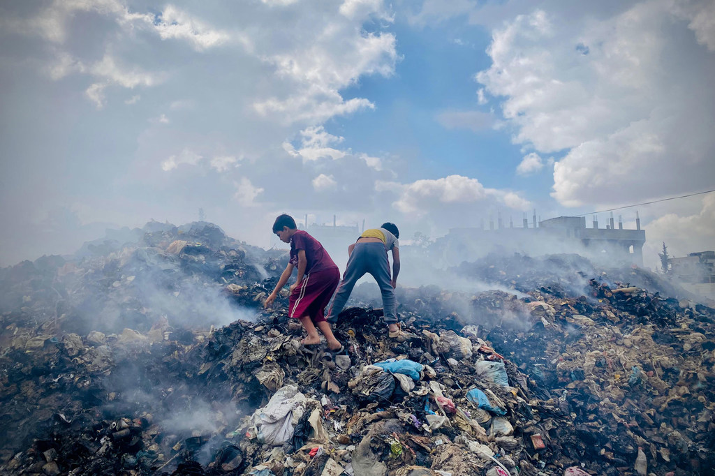Plus de 330.000 tonnes de déchets se sont accumulées dans ou près des zones peuplées de Gaza, posant des risques catastrophiques pour l'environnement et la santé.