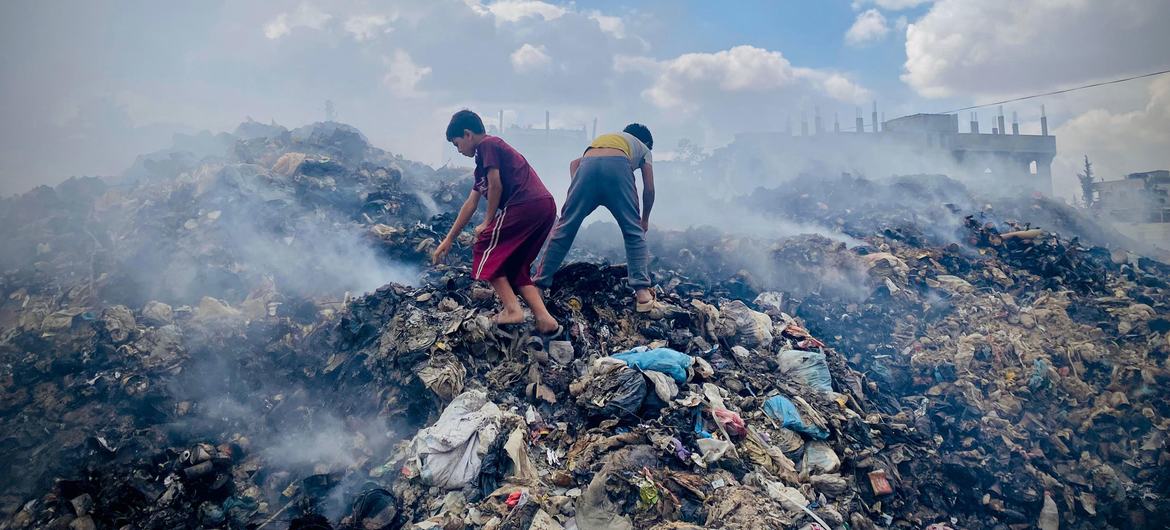 Más de 330.000 toneladas de residuos se han acumulado en zonas pobladas de Gaza o cerca de ellas, lo que supone riesgos catastróficos para el medio ambiente y la salud.