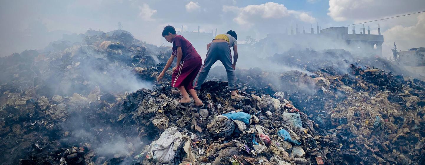 Plus de 330.000 tonnes de déchets se sont accumulées dans ou près des zones peuplées de Gaza, posant des risques catastrophiques pour l'environnement et la santé.