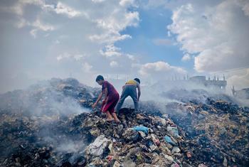 تراكم أكثر من 330 ألف طن من النفايات في المناطق المأهولة بالسكان أو بالقرب منها في مختلف أنحاء غزة، مما يشكل مخاطر بيئية وصحية كارثية.