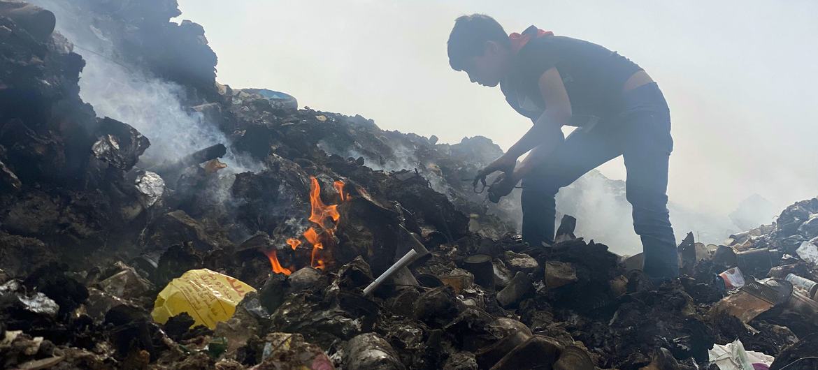 Un jeune homme ramasse des déchets dans la bande de Gaza.