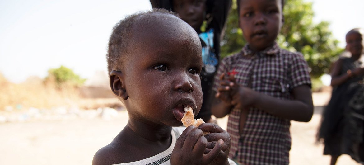 طفل يبلغ من العمر 17 شهرا تم علاجه من سوء التغذية الحاد في مركز التغذية الذي تدعمه اليونيسف في مدينة أويل بجنوب السودان.