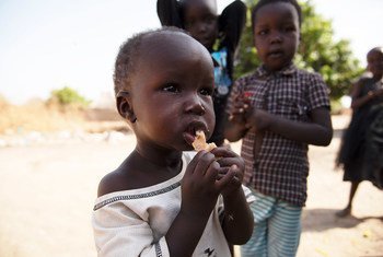 طفل يبلغ من العمر 17 شهرا تم علاجه من سوء التغذية الحاد في مركز التغذية الذي تدعمه اليونيسف في مدينة أويل بجنوب السودان.