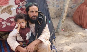 Un père et sa fille dans un camp de déplacés en Afghanistan.