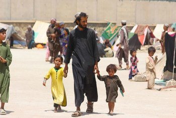 En Afghanistan, des familles ont fui leur foyer en raison du conflit et vivent désormais dans des camps de déplacés, dont celui-ci à Kandahar.