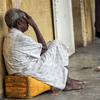 Une femme âgée dans la capitale haïtienne, Port-au-Prince.