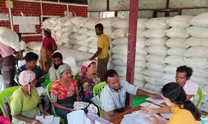 People in central Rakhine State in Myanmar receive food and cash support from WFP. (file)  