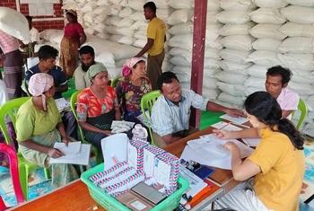 People in central Rakhine State in Myanmar receive food and cash support from WFP. (file)  