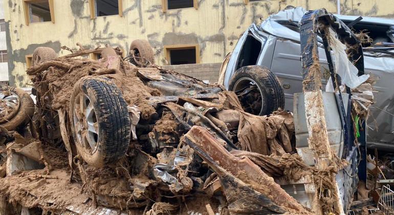 Inundaciones catastróficas rompen presas y arrasan edificios y viviendas en Libia.
