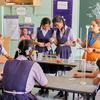 在印度的一所学校里，女孩们正在学习科学。