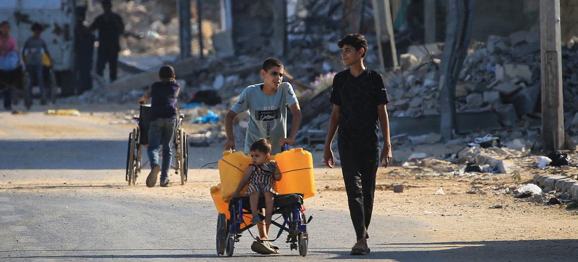 Des enfants collectent de l'eau à Deir al-Balah, dans la bande de Gaza.