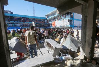 غزہ کا ایک سکول جو اب بے گھر لوگوں کی پناہ گاہ کے طور پر استعمال ہو رہا ہے۔