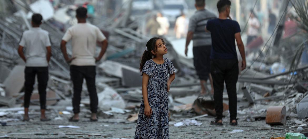 الطفلة أمل، 7 سنوات، تتأمل حيها في غزة بعد أن سويت المنازل بالأرض بفعل القصف الجوي.