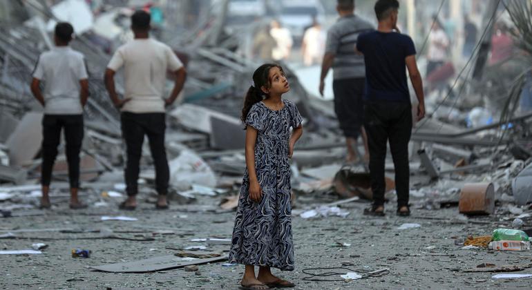 फ़लस्तीनी क्षेत्र ग़ाज़ा में, इसराइल के हवाई हमलों में जान-माल का भारी नुक़सान हुआ है.