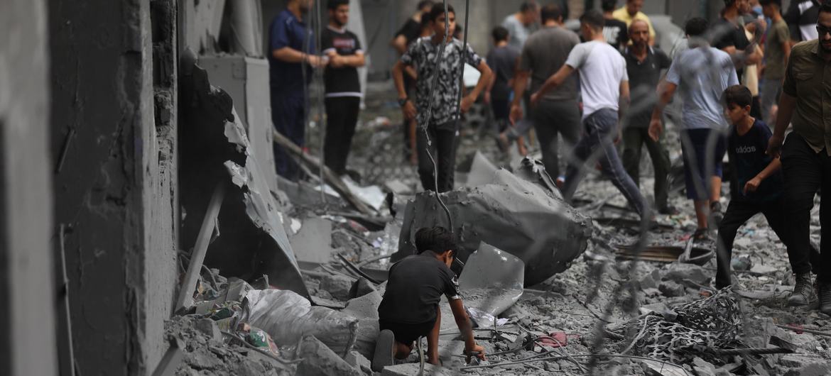غزہ کا ال شاتی کیمپ فضائی حملوں سے ملبے کے ڈھیر میں بدل گیا ہے۔