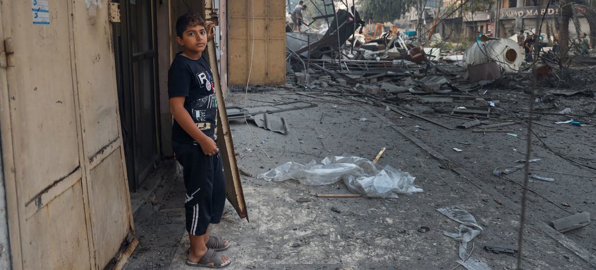 Un garçon de 11 ans se tient à l’entrée de sa maison dans la ville de Gaza.