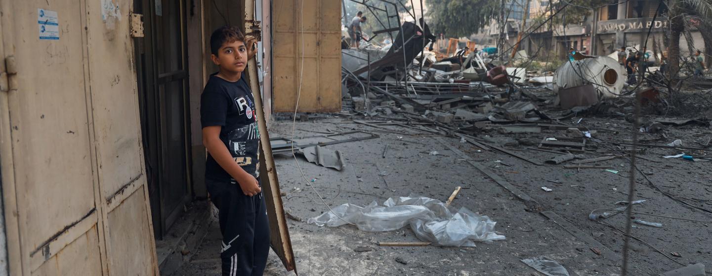 在加沙，一名11岁男孩站在自己家门口。