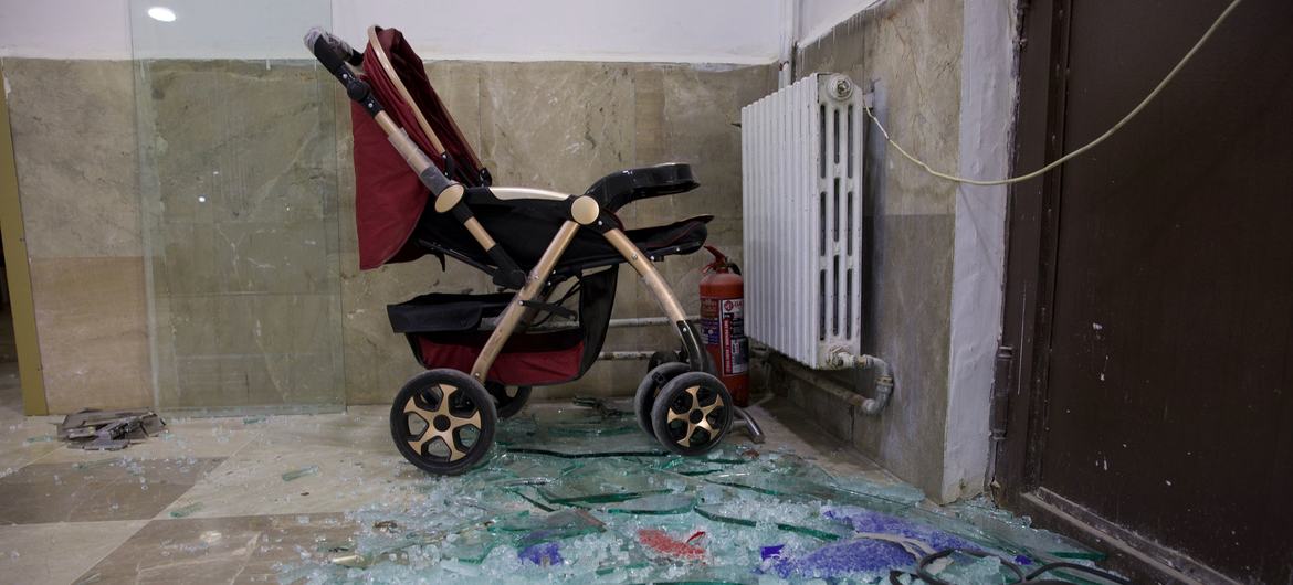 Une poussette pour bébé se trouve dans le couloir endommagé d'un appartement à Idlib, en Syrie (photo d'archives).