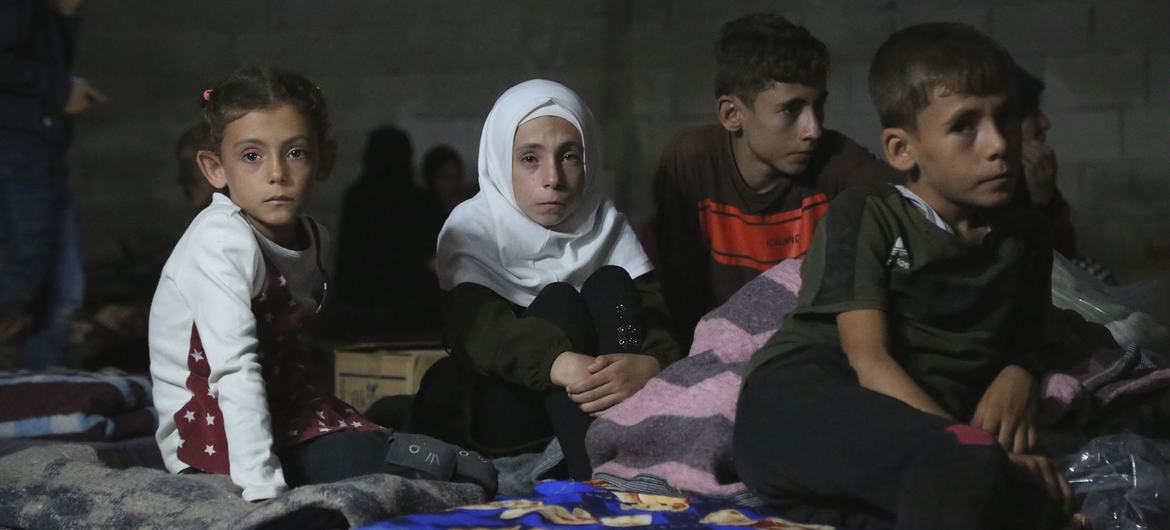 بمباری میں گھر بار تباہ ہو جانے پر لوگ شمال مغربی شام میں پناہ گزینوں کے ایک کیمپ میں ٹھکانہ ملنے کے منتظر ہیں۔