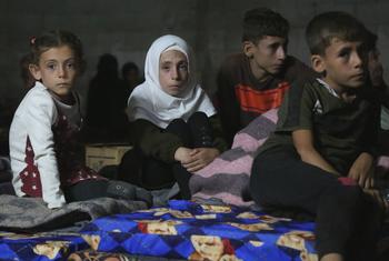 पश्चिमोत्तर सीरिया में बमबारी से प्रभावित बच्चों ने एक अस्थाई केन्द्र में शरण ली है.
