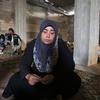 سيدة نازحة تقيم في أحد الملاجئ بعد أن اضطرت إلى الفرار من منزلها شمال سوريا.