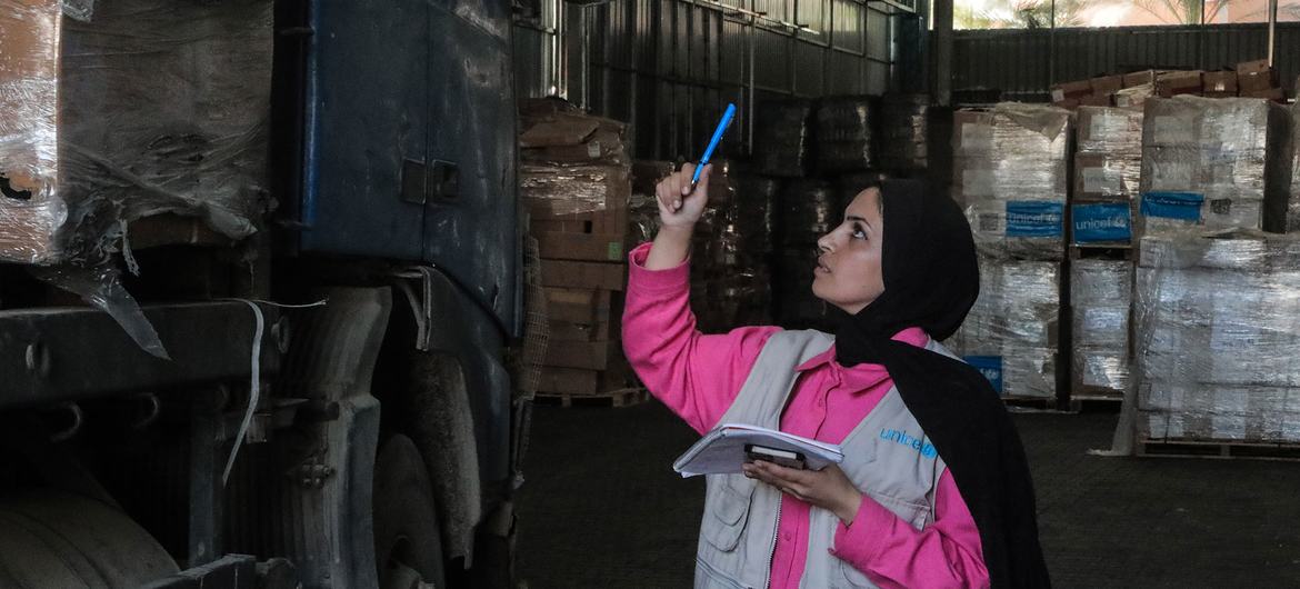 Uma funcionária do Unicef verifica suprimentos entregues em um armazém em Gaza.