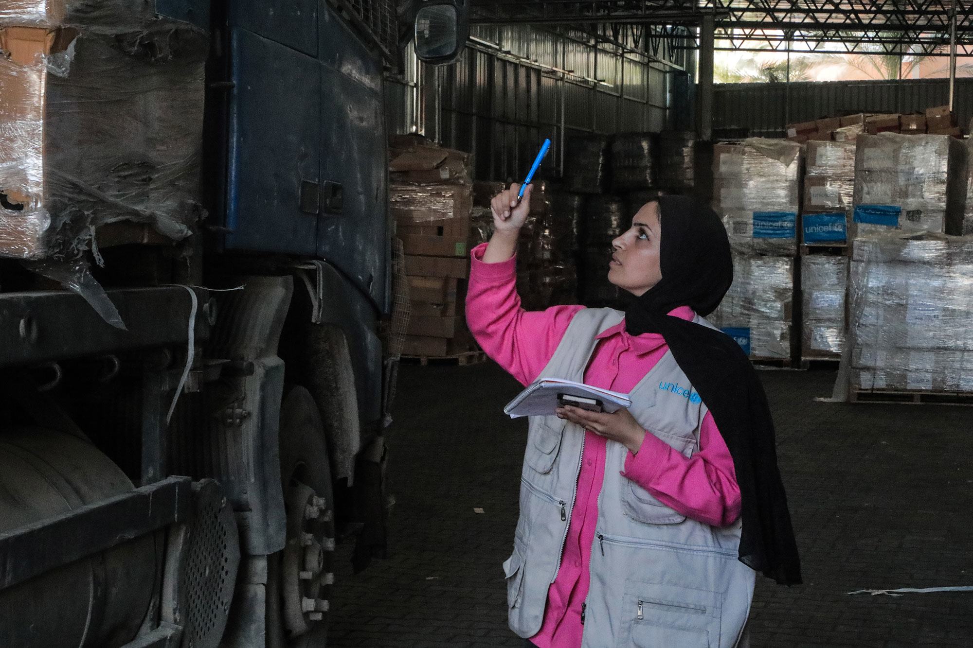 Une employée de l'UNICEF vérifie les fournitures livrées dans un entrepôt à Gaza.