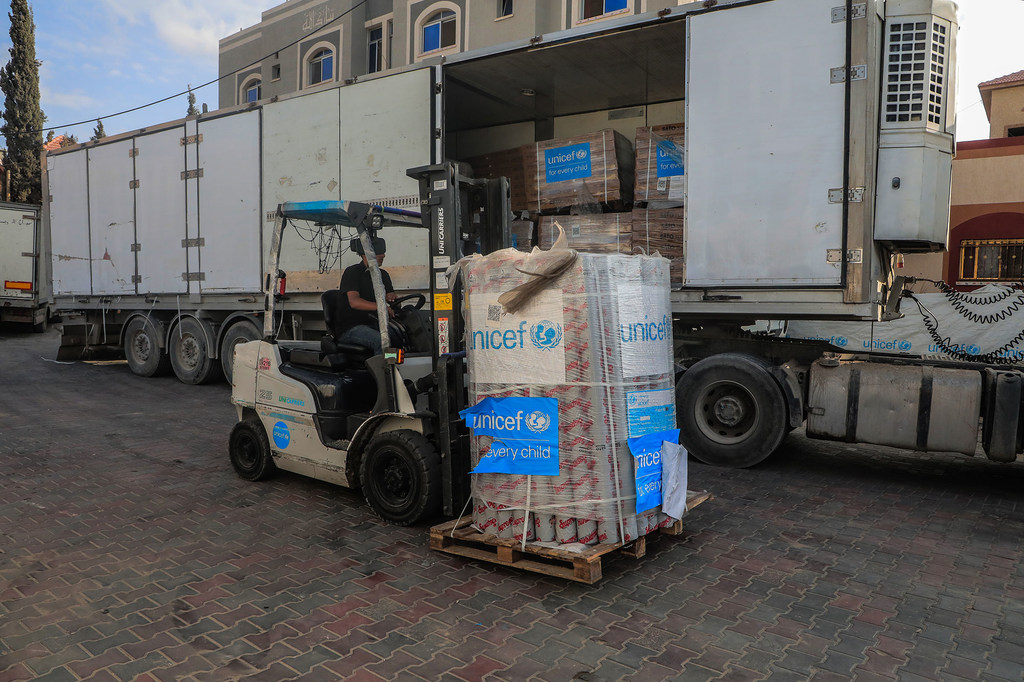 En un almacén de UNICEF en Gaza se descargan suministros vitales para niños y familias.