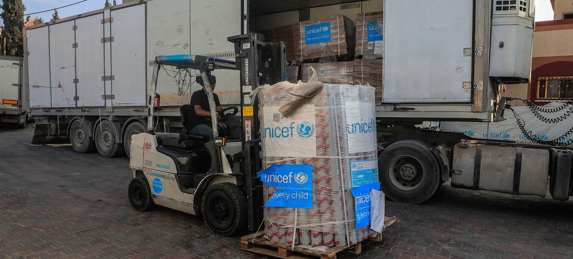 Suprimentos vitais para crianças e famílias são descarregados em um depósito da Unicef em Gaza