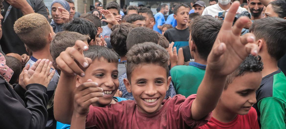 Crianças em Gaza celebram o anúncio de um cessar-fogo